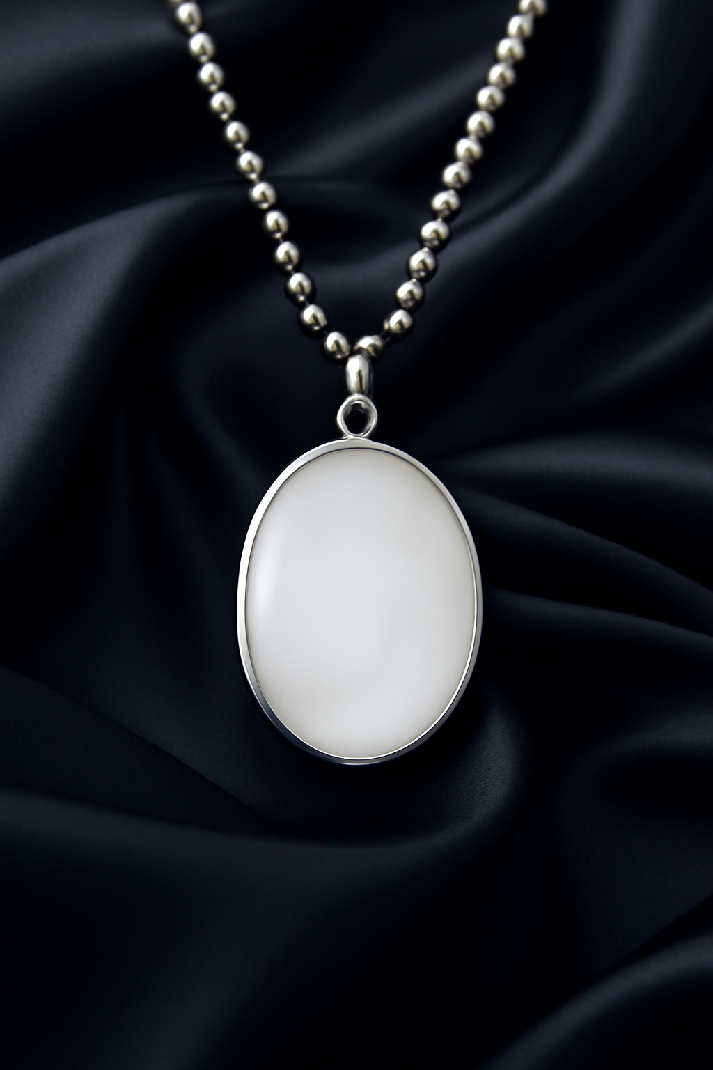 Oval Mother of Pearl 925 Silver Pendant – Timeless Elegance