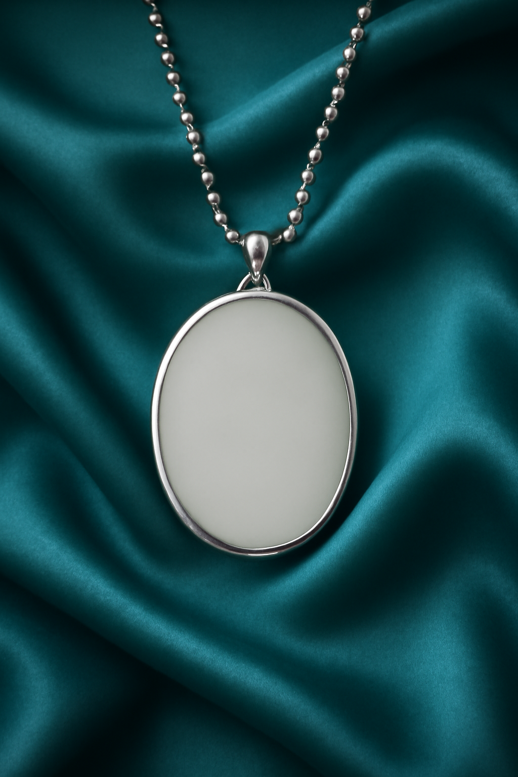 Oval Mother of Pearl 925 Silver Pendant – Timeless Elegance